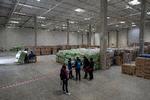 Der er noget mere fyldt i de polske lagre nu, end da dette billede blev taget i Rzeszow i marts. Derfor stopper PostNord nu midlertidigt med at tage imod nødhjælpspakker til Ukraine. Foto: Petros Giannakouris/Ritzau Scanpix