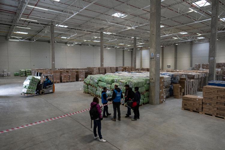 Der er noget mere fyldt i de polske lagre nu, end da dette billede blev taget i Rzeszow i marts. Derfor stopper PostNord nu midlertidigt med at tage imod nødhjælpspakker til Ukraine. Foto: Petros Giannakouris/Ritzau Scanpix