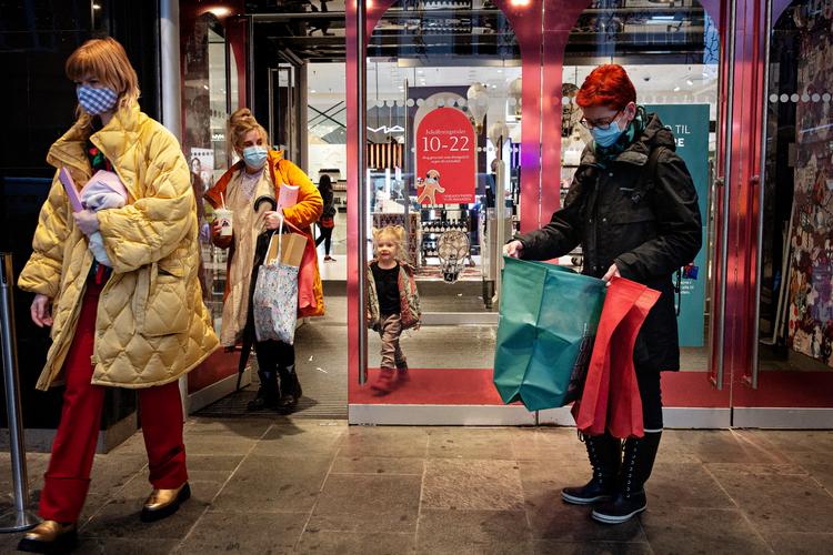 Efter et par år med værnemidler mod corona kan vi i år holde en mere normal jul. Men smitten med både covid-19 og influenza er i vækst, så vi skal huske at passe på hinanden.   Foto: Martin Lehmann