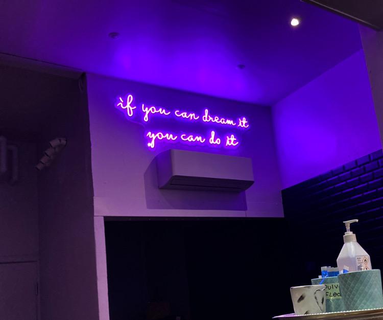 Skriften på væggen hos bageren på Østerbrogade fik Per Munch til at tænke. Det endte med en større personlig udfordring. Foto: Per Munch