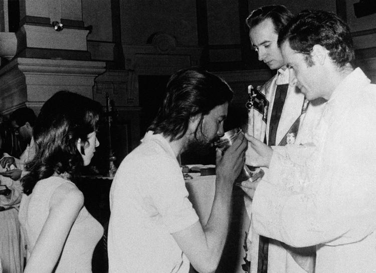 Ramon Sabella, en af de 16 overlevende, ses her til altergang 25. december 1972 i Santiago i Chile. Foto: Uncredited/Ritzau Scanpix