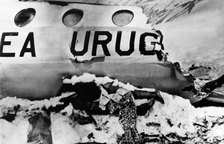 Uruguayan Air Force Flight 571 styrtede ned i Andesbjergene 13. oktober 1972. Først mere end to måneder senere blev 16 overlevende passagerer reddet. efter at to af dem havde krydset Andesbjergene for at få hjælp. Foto: Uncredited/Ritzau Scanpix