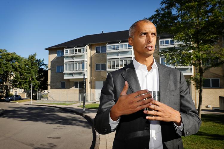 Børne- og undervisningsminister Mattias Tesfaye (S) kan selv huske, hvordan det var at stå i lære som murer. Han vil nu arbejde for at forhindre de mange afbrudte uddannelsesaftaler. Foto: Jens Dresling