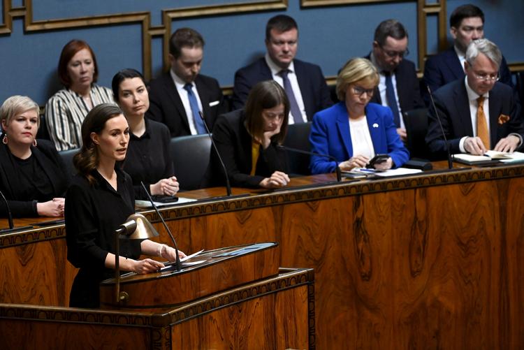 Finlands socialdemokratiske statsminister, Sanna Marin, på talerstolen i det finske parlament. Finland er et af de europæiske lande, der har tradition for brede regeringer begrundet i historien og naboskabet til det daværende Sovjetunionen.   Foto: Lehtikuva/Ritzau Scanpix