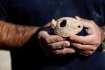 En af de lerlamper, som arkæologer ifølge The Israel Antiquities Authority fandt nær det 2000 år gamle gravsted dedikeret til Jesus' jordemoder Salome. Stedet, som ligger i skoven ved Lachish, kan være brugt ved religiøse ceremonier.   Foto: Ammar Awad/Ritzau Scanpix