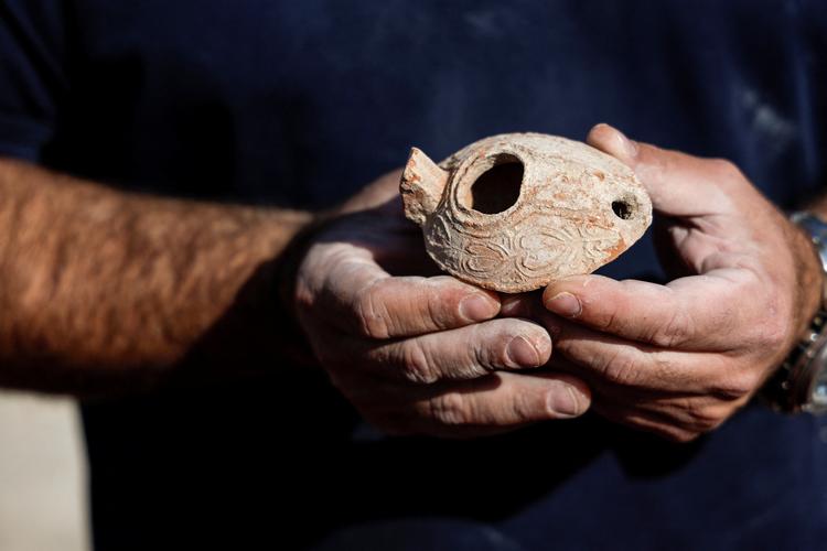 En af de lerlamper, som arkæologer ifølge The Israel Antiquities Authority fandt nær det 2000 år gamle gravsted dedikeret til Jesus' jordemoder Salome. Stedet, som ligger i skoven ved Lachish, kan være brugt ved religiøse ceremonier.   Foto: Ammar Awad/Ritzau Scanpix