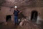 Saar Ganor fra Israel Antiquities Authority står inde i Salomes gravkammer 20. december, hvor fundet af lamper til pilgrimme blev afsløret.  Foto: Menahem Kahana/Ritzau Scanpix