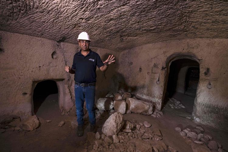 Saar Ganor fra Israel Antiquities Authority står inde i Salomes gravkammer 20. december, hvor fundet af lamper til pilgrimme blev afsløret.  Foto: Menahem Kahana/Ritzau Scanpix