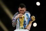 Lionel Messi med VM-trofæet, som han spillede en central rolle for, at Argentina vandt. Så stor betydning havde han, at han får betegnelsen goat.  Foto: Kai Pfaffenbach/Ritzau Scanpix