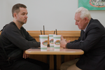 Christoffer Guldbrandsen med Roger Stone, der flere gange undervejs i dokumentaren håner den danske instruktør og blandt andet joker med, at Guldbrandsen lyder som et nazistisk navn. Foto: Frederik Marbell