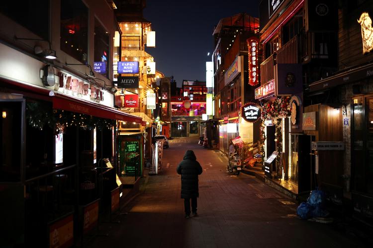Der er ikke meget julestemning i Itaewon i Sydkorea, hvor den sidste højtidsfejring skabte en national tragedie. Foto: Kim Hong-ji/Ritzau Scanpix