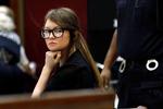 Anna 'Delvey' Sorokin i retten i 2022, da hun blev løsladt til at afsone hjemme iført fodlænke. Ud over at tjene penge på kunst, har Anna Delvey også tjent penge på en platform, hvorfra man kunne købe en telefonsamtale med hende eller en personlig 1-minuts-video.     Foto: Richard Drew/Ritzau Scanpix