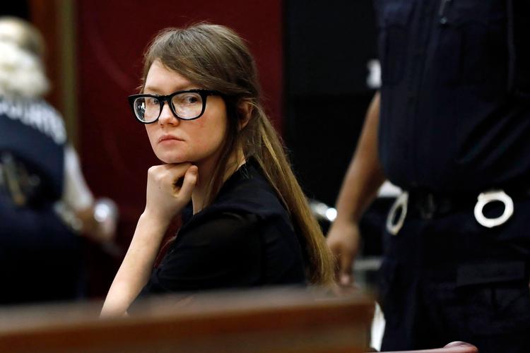 Anna 'Delvey' Sorokin i retten i 2022, da hun blev løsladt til at afsone hjemme iført fodlænke. Ud over at tjene penge på kunst, har Anna Delvey også tjent penge på en platform, hvorfra man kunne købe en telefonsamtale med hende eller en personlig 1-minuts-video.     Foto: Richard Drew/Ritzau Scanpix