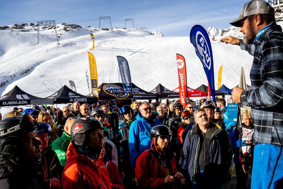 Morgensamling på skitestturen Snows, hvor Søren Christensen deler googles ud fra sponsorer får banket skiglæden helt i vejret på gletscheren i Sölden, Tyrol.  
