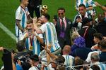  Nusret Gökçe, bedre kendt som Salt Bae, fik adgang til banen på Lusail Stadium efter Argentinas finalesejr over Frankrig. Foto: Francisco Seco/Ritzau Scanpix