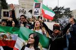 Protest mod præstestyret i Teheran efter den 22-årige Mahsa Gina Aminis død i myndighedernes varetægt .
 Foto: Dilara Senkaya/Ritzau Scanpix