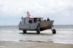 Amfibiekøretøjet 'Mandøpigen' kan både sejle og køre i Vadehavet og er en af mange aktiviteter ved Vesterhavet. Foto: Morten Langkilde