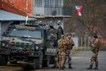 Soldater fra Natos fredsbevarende mission i Kosovo har her opsat en vejspærring i Rudare tæt ved byen Mitrovica. Foto: Florion Goga/Ritzau Scanpix