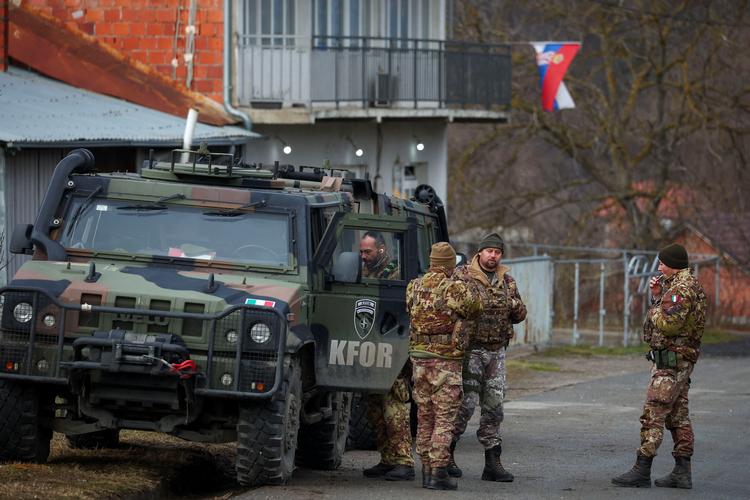 Soldater fra Natos fredsbevarende mission i Kosovo har her opsat en vejspærring i Rudare tæt ved byen Mitrovica. Foto: Florion Goga/Ritzau Scanpix