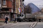 En lastbil parkeret på tværs fotograferet i går i Mitrovica.  Foto: Armend Nimani/Ritzau Scanpix