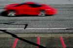 Blot et døgn efter de nye regler om vanvidskørsel var trådt i kraft sidste år, blev en leaset rød Ferrari stoppet med over 200 km i timen på motorvejen. Efter alt at dømme står den beslaglagte bil stadig hos en skrothandler i Nordsjælland.   Arkivfoto Mads Nissen