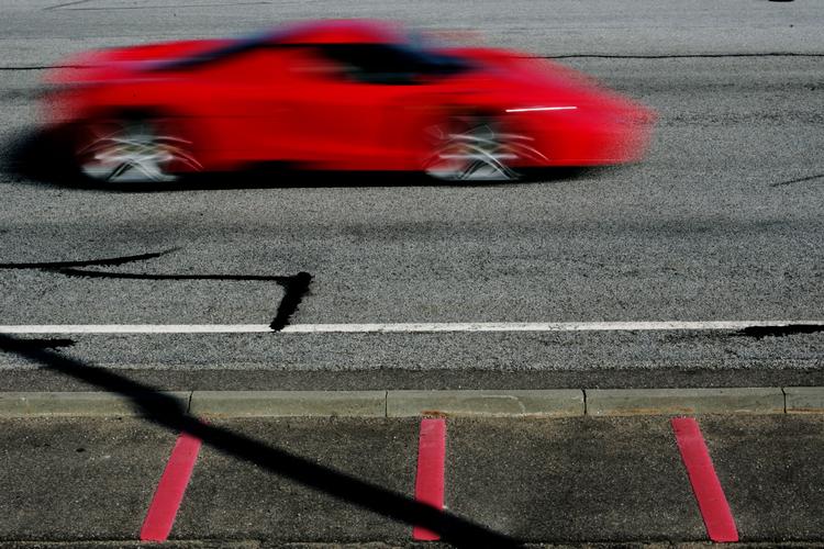 Blot et døgn efter de nye regler om vanvidskørsel var trådt i kraft sidste år, blev en leaset rød Ferrari stoppet med over 200 km i timen på motorvejen. Efter alt at dømme står den beslaglagte bil stadig hos en skrothandler i Nordsjælland.   Arkivfoto Mads Nissen
