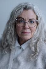 Da journalist Anne Meiniche kom ud for en alvorlig ulykke for 23 år siden skrev hun en bestseller om at være patient. Nu har hun lavet en opfølger. Bog nummer to handler om, at det stadig står slemt - hvis ikke værre - til. Foto: Christian Falck Wolff