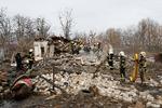 Redningsarbejdere ved et hus, som angiveligt er ramt af morgenens russiske missilangreb på blandt andet Kyiv.  Foto: Valentyn Ogirenko/Ritzau Scanpix