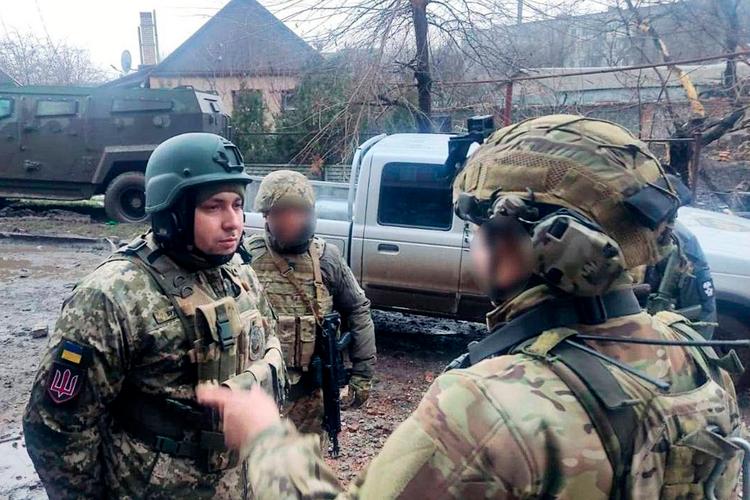 Tirsdag og onsdag besøgte lederen af Ukraines militære efterretningstjeneste, Kyrylo Budanov, frontlinjen ved Bakhmut. En uge forinden besøgte Volodymyr Zelenskyj selv samme område. Foto: Defence Intelligence of the Ministry of Defense of Ukraine