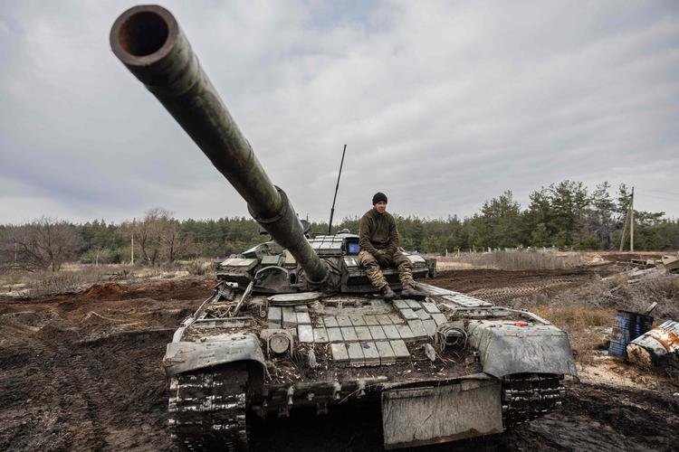 En ukrainsk soldat sidder oven på en T-80-kampvogn et sted i det østlige Ukraine. Ifølge chefen for Ruslandsanalyse i Forsvarets Efterretningstjeneste er den ukrainske hær bedre rustet til vinteren end russerne. Derfor anser FE en russisk vinteroffensiv for usandsynlig. Foto: Sameer Al-doumy/Ritzau Scanpix