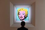  Dette værk af Andy Warhol hang over en kommode i newyorkerlejligheden hos Doris Ammann, da hun pludselig døde.  Det blev købt af hendes ven, kunstsamlerkollegaen Larry Gargosian.     Foto: Photo by Angela Weiss/AFP/Ritzau Scanpix