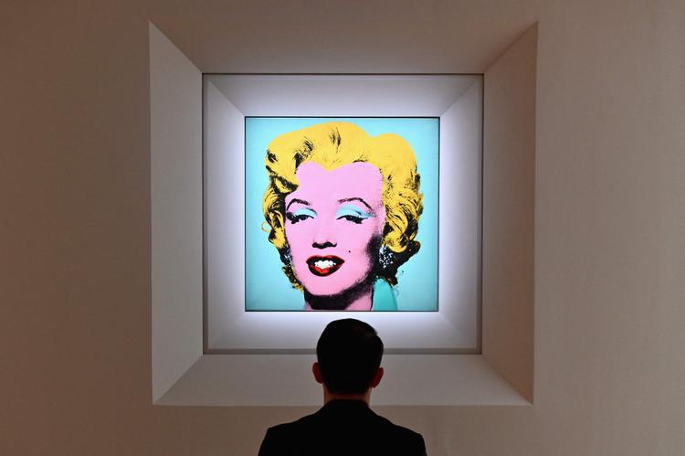  Dette værk af Andy Warhol hang over en kommode i newyorkerlejligheden hos Doris Ammann, da hun pludselig døde.  Det blev købt af hendes ven, kunstsamlerkollegaen Larry Gargosian.     Foto: Photo by Angela Weiss/AFP/Ritzau Scanpix