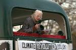 26. november 2016 talte designer og kulturikon Vivienne Westwood ved en begivenhed, hvor hendes søn Jon Corre afbrændte minder fra punkdagene i London. Også i de senere år deltog Westwood ofte i demonstrationer og lign. Især i klimaarrangementer. Hendes opfordring til at forbruge mindre blev dog af nogle kritiseret for at være dobbeltmoralsk, fordi hendes modehus producerer flere kollektioner om året.  Foto: Neil Hall/Ritzau Scanpix