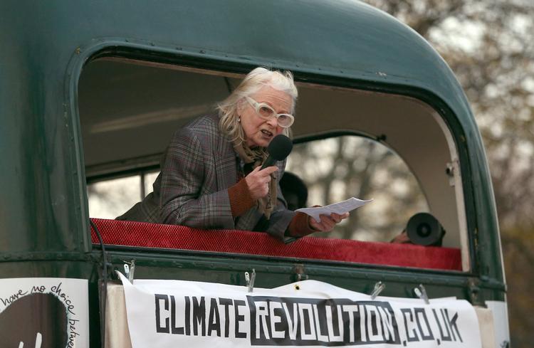 26. november 2016 talte designer og kulturikon Vivienne Westwood ved en begivenhed, hvor hendes søn Jon Corre afbrændte minder fra punkdagene i London. Også i de senere år deltog Westwood ofte i demonstrationer og lign. Især i klimaarrangementer. Hendes opfordring til at forbruge mindre blev dog af nogle kritiseret for at være dobbeltmoralsk, fordi hendes modehus producerer flere kollektioner om året.  Foto: Neil Hall/Ritzau Scanpix