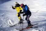 Desirée Iversen, dansk skiinstruktør, prøver for første gang et engelsk-fransk exoskelet. Jean-Marc Glaude i det gule tøj  er fra Ski-mojo. Foto: Per Munch