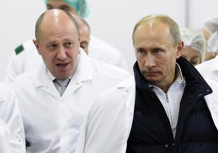 Jevgenij Prigosjin fotograferet med Vladimir Putin under et virksomhedsbesøg i 2010. Foto: Alexei Druzhinin/Ritzau Scanpix