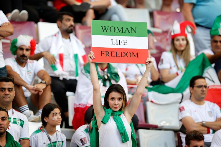 Iranske fodbold-fans demonstrerer under VM i Qatar.
 Foto: Jens Dresling