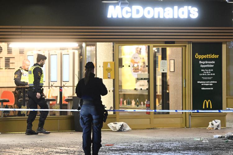 Politiet mener, at der kan være en sammenhæng mellem nattens eksplosioner og drabet på en 20-årig mand nytårsaften.  Foto: 10080 Fredrik Sandberg / Tt/Ritzau Scanpix
