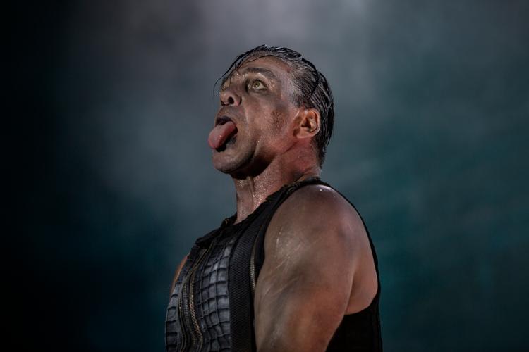     Kældermennesket kigger frem - Till Lindemann kender sine provokationer og virkemidler, der bruges til fulde i front for Rammstein. Foto: Ivan Boll