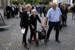 Lykke Friis hjalp Lise Nørgaard til Uffe Ellemanns begravelse, hvor hun endte som »en slags improviseret spindoktor« der hjalp med at håndtere de mange journalister, »der kastede sig over Lise, da kisten kørte væk«, skriver Lykke Friis i et opslag på Instagram. Foto: Finn Frandsen
