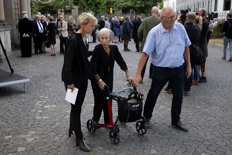 Lykke Friis hjalp Lise Nørgaard til Uffe Ellemanns begravelse, hvor hun endte som »en slags improviseret spindoktor« der hjalp med at håndtere de mange journalister, »der kastede sig over Lise, da kisten kørte væk«, skriver Lykke Friis i et opslag på Instagram. Foto: Finn Frandsen
