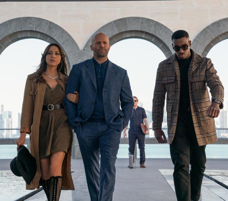007 x 3: Aubrey Plaza, Jason Statham og Bugzy Malone i hendes majestæts hemmelige tjeneste. Still 