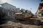 Tyrkisk kampvogn i det nordlige Syrien under en tidligere  intervention. Nu har Tyrkiet - ifølge syriske medier - lovet at trække sine tropper ud af Syrien og støtte syriske operationer imod den kurdiske YPG-milits.   Foto: Ap Photo/mursel Coban,depo Photos/AP