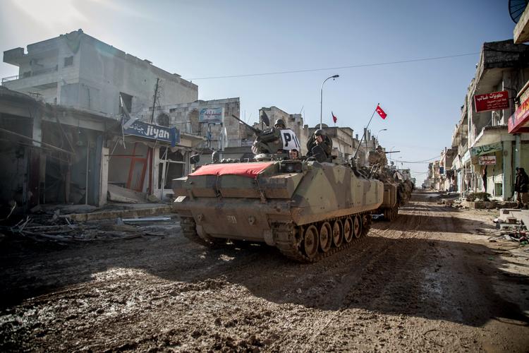 Tyrkisk kampvogn i det nordlige Syrien under en tidligere  intervention. Nu har Tyrkiet - ifølge syriske medier - lovet at trække sine tropper ud af Syrien og støtte syriske operationer imod den kurdiske YPG-milits.   Foto: Ap Photo/mursel Coban,depo Photos/AP