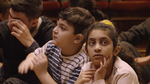 To helt døve spanske skolebørn mærker Beethovens Niende som en puls gennem gulvet og ind i nervesystemet. Foto: Netflix Still 