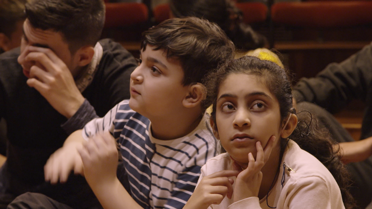 To helt døve spanske skolebørn mærker Beethovens Niende som en puls gennem gulvet og ind i nervesystemet. Foto: Netflix Still 