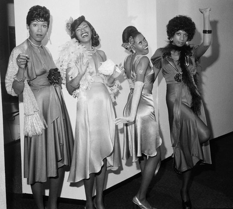 Især i 1970'erne og årtiet efter havde The Pointer Sisters stor succes. Her ses de i 1973. Længst til venstre står Ruth Pointer. Derefter følger søstrene Anita, Bonnie og June Pointer. Efter Anita Pointers død nytårsaftensdag er kun Ruth Pointer i live af de fire.  Foto: Anonymous/Ritzau Scanpix