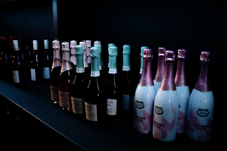 Hvis man frit kan vælge blandt flere typer alkoholiske drikkevarer vil mange indtage dobbelt så meget al kohol, som hvis der kun var én slags. Foto: Mikkel Hørlyck