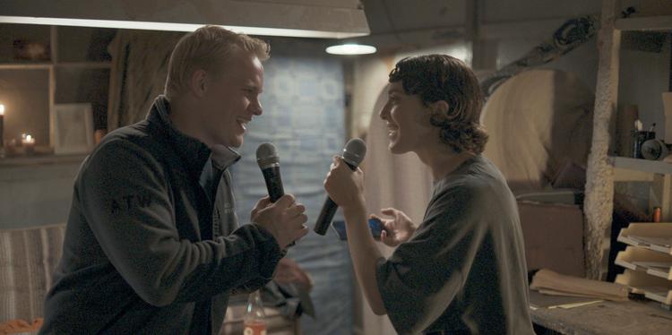 Lasse (Frederik Emil Mathiasen) og Silje (Thjerza Balaj) i en scene så rørende, at man har lyst til at trykke på pause for at redde dem fra det rå aalborgensiske narkomiljø i den fremragende serie 'Hooligan'.  Foto: DR 