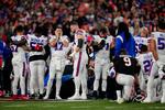 Buffalo Bills-quarterback Josh Allen tog sig chokeret til hovedet, og med- og modspillere så lige så rystet til, mens Damar Hamlin modtog hjertemassage på banen midt under NFL-kampen mellem Cincinnati Bengals og Buffalo Bills natten til tirsdag dansk tid. Hamlin blev meldt stabil, men i kritisk tilstand på et lokalt hospital, og kampen blev udskudt. Foto: Sam Greene/Ritzau Scanpix